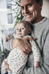 Lächelnder Vater hält Baby - MFF03599