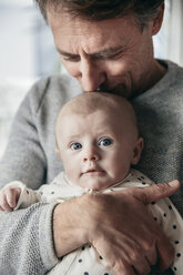 Reifer Vater küsst Baby auf den Kopf - MFF03601