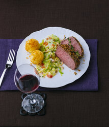 Roastbeef mit Gemüse und Kartoffelkroketten - PPXF00069