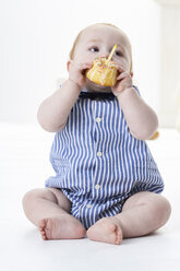 Kleiner Junge isst Geburtstagskuchen - FSF00921