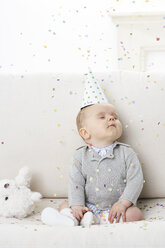 Porträt eines kleinen Jungen mit geschlossenen Augen und Papierhut - FSF00926