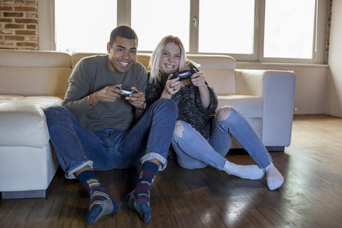 Zwei Freunde spielen ein Computerspiel zu Hause, lizenzfreies Stockfoto