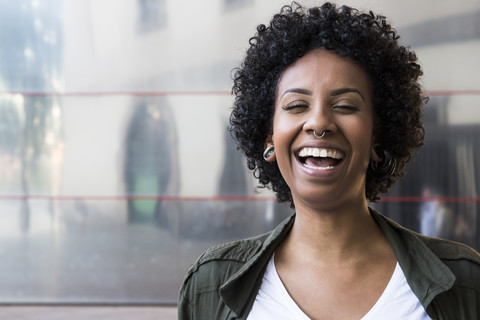 Porträt einer lachenden Frau mit Piercings, lizenzfreies Stockfoto