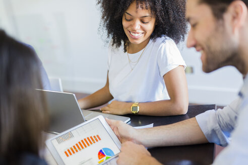 Geschäftsleute, die Daten im Büro analysieren - GIOF02621