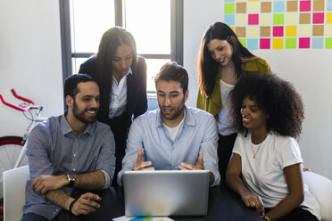 Business people sharing laptop in office - GIOF02641