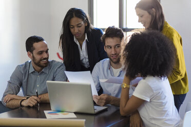 Business people sharing laptop in office - GIOF02646