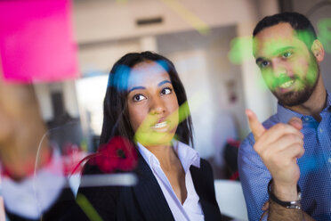 Geschäftsmann und Geschäftsfrau beim Brainstorming im Büro - GIOF02689