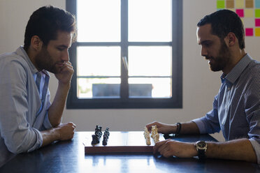 Zwei Männer spielen Schach - GIOF02706