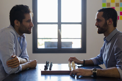 Zwei Geschäftsleute spielen Schach, lizenzfreies Stockfoto