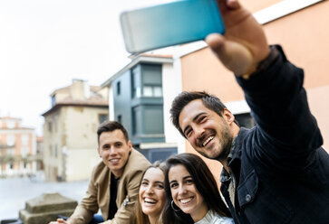 Eine Gruppe von Freunden macht ein Selfie in der Stadt - MGOF03401