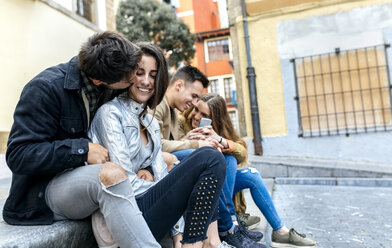 Eine Gruppe von Freunden hat Spaß in der Stadt - MGOF03403