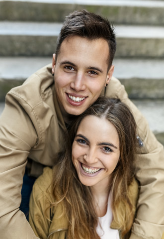 Porträt eines glücklichen jungen Paares im Freien, lizenzfreies Stockfoto