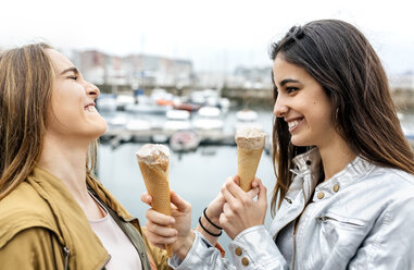 Zwei junge Frauen, die sich mit Eiscreme vergnügen - MGOF03412