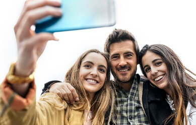 Drei Freunde machen ein Selfie im Freien - MGOF03414