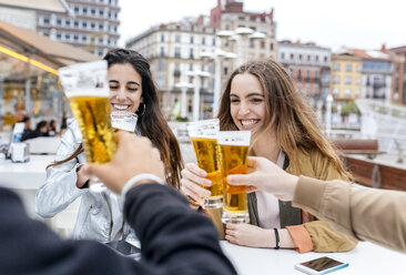 Eine Gruppe von Freunden stößt mit Bier an - MGOF03424