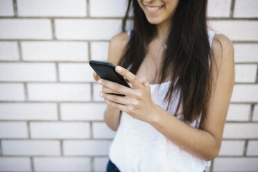 Young woman holding smartphone - GIOF02735