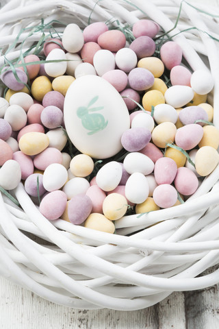 Schokoladen-Ostereier und bemaltes Osterei im Nest, lizenzfreies Stockfoto