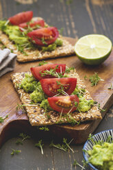 Knäckebrot mit Kernen, Avocadocreme, Tomatenscheiben und Kresse - ODF01517