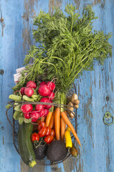 Drahtkorb mit verschiedenen Gemüsesorten auf blauem Holz - ODF01518
