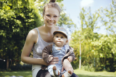 Porträt einer Mutter und eines kleinen Jungen im Garten - MFF03640