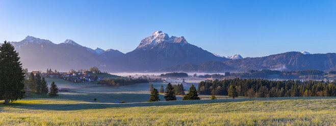 Deutschland, Bayern, Ammergauer Alpenpanorama am Morgen - WGF01085