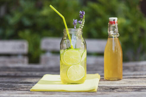 Ein Glas hausgemachte Limonade - GWF05232