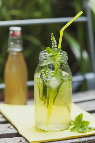 Ein Glas eisgekühlte hausgemachte Gurken-Limetten-Limonade mit Minzblättern, lizenzfreies Stockfoto