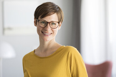 Portrait of smiling woman wearing glasses - RBF05719