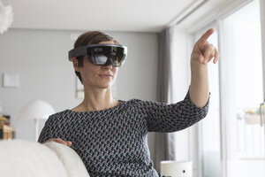 Frau zu Hause mit Augmented-Reality-Brille zu Hause - RBF05740