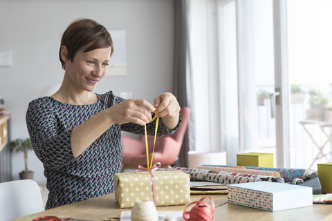 Frau packt Geschenke ein, lizenzfreies Stockfoto