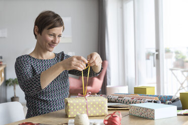 Woman wrapping gifts - RBF05742