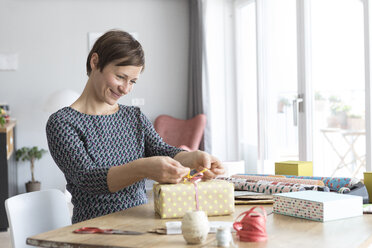 Woman wrapping gifts - RBF05743