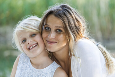 Portrait of smiling mother and daughter outdoors - TCF05429