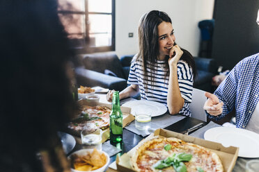 Freunde essen eine Pizza zu Hause - GIOF02739