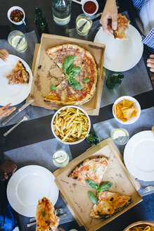 Freunde essen Pizza und Pommes frites - GIOF02749