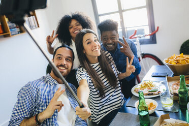 Gruppe von Freunden posiert für ein Selfie am Esstisch zu Hause - GIOF02755