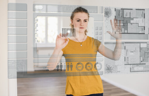 Young woman organizing virtual house model - UUF10814