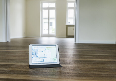 Tablet mit Grundriss auf Holzboden - UUF10828
