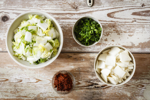 Zutaten für koreanisches Kimchi, Chinakohl, Rettich, Frühlingszwiebeln und Paprika - EVGF03223