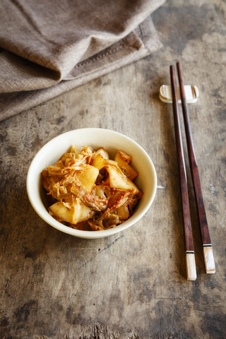 Frisches hausgemachtes Kimchi mit Stäbchen, lizenzfreies Stockfoto