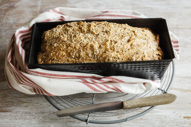 Selbstgebackenes Dinkelbrot mit Flachs und Sesam - EVGF03226