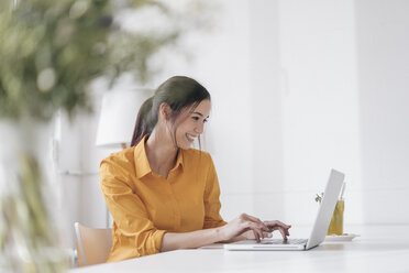 Junge Frau mit Laptop - JOSF01085