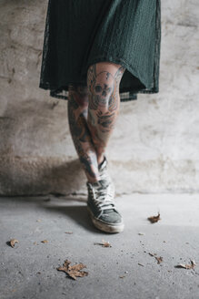 Beine einer jungen Frau mit Tattoos - JOSF01120
