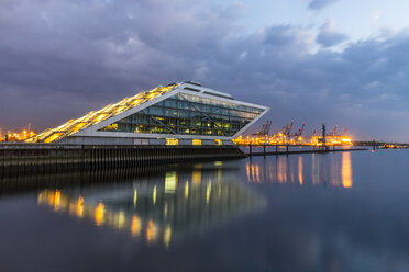 Deutschland, Hamburg, Bürogebäude Dockland am Fischereihafen - KEBF00561