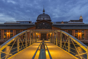 Germany, Hamburg, Altona, fish market hall at blue hour - KEBF00562