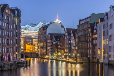 Deutschland, Hamburg, Nikolaifleet, Elbphilharmonie im Hintergrund - KEBF00563