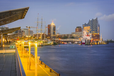 Deutschland, Hamburg, Blick von den Landungsbrücken auf das Museumsschiff Cap San Diego und die Elbphilharmonie - KEBF00567