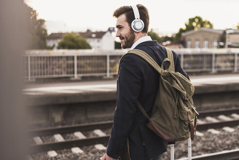 Young man waiting on platform - UUF10851