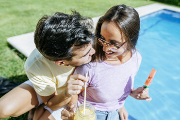 Pärchen mit Getränk und Wassermelone am Pool - KIJF01510