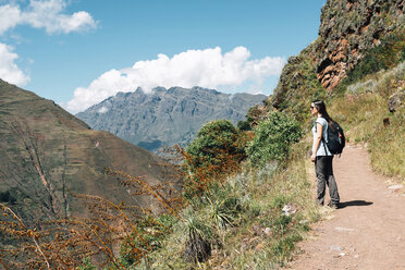 Peru, Valle Sagrado, Frau beim Wandern auf dem Weg zu den Inka-Ruinen des archäologischen Komplexes von Pisac - GEMF01664